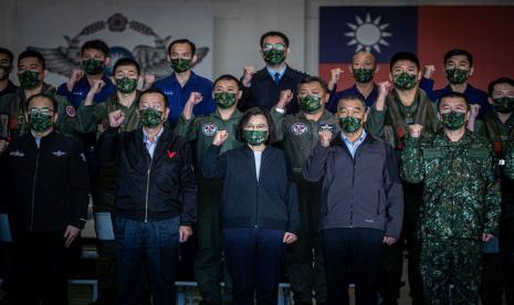  Presiden Taiwan Tsai Ing-wen (tengah) memberi isyarat saat kesempatan berfoto dengan personel militer Taiwan selama kunjungannya di Pangkalan Udara di Hsinchu, Taiwan, 13 Januari 2023. Tsai, mengunjungi pangkalan udara dan berbicara dengan pilot di tengah intrusi udara pesawat militer Tiongkok di atas ADIZ Taiwan.