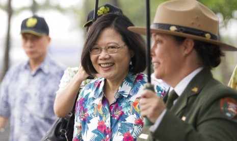 Presiden Taiwan Tsai Ing-wen (tengah) saat mengunjungi USS Arizona Memorial di Honolulu, Hawaii, 28 Oktober 2017. 