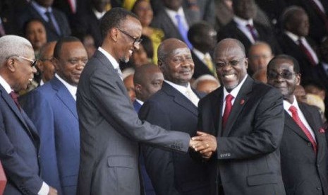 Presiden Tanzania baru John Magufuli, kanan tengah, menerima ucapan selamat dari Presiden Rwanda Paul Kagame, kiri tengah saat upacara pelantikan. 