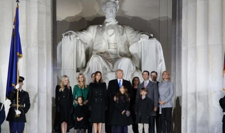 Presiden terpilih Amerika Serikat Donald Trump bersama keluarganya di konser jelang pelantikan di Lincoln Memorial, Kamis, 19 Januari 2017.