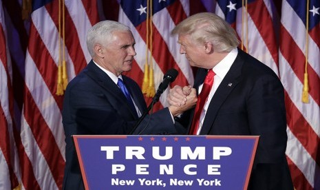 Presiden terpilih Donald Trump berjabat tangan dengan Wakil Presiden Pelect Mike Pence di New York, Rabu (11/09).