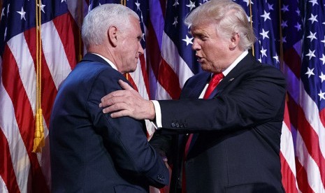 Presiden terpilih Donald Trump berjabat tangan dengan Wakil Presiden Pelect Mike Pence di New York, Rabu (11/09).