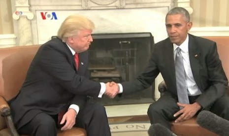 Presiden Donald Trump bersama Barack Obama.