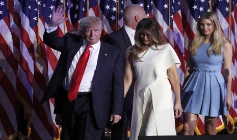 Presiden terpilih Donald Trump saat ia berjalan dengan istrinya Melania Trump diikuti oleh putrinya Ivanka Trump setelah memberikan pidato penerimaannya selama reli malam pemilihan, Rabu, 9 November, 2016, di New York. 