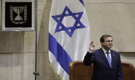 Presiden terpilih Israel Isaac Herzog saat diambil sumpahnya di Knesset di Yerusalem, Rabu, 7 Juli 2021. 