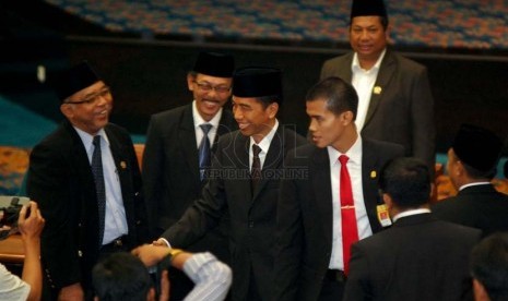 Presiden terpilih, Joko Widodo bersalaman dengan anggota DPRD nya sesaat setelah sidang paripurna di Gedung DPRD DKI, Jakarta Pusat, Kamis (2/10). (Republika/Raisan Al Farisi) 