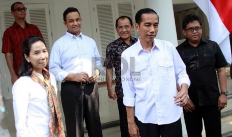 Presiden terpilih Joko Widodo bersama Kepala Staf Kantor Transisi Rini M Soemarno (kiri) saat meresmikan kantor transisi di Jalan Situbondo, Menteng, Jakarta, Senin (4/8). (Republika/ Yasin Habibi)