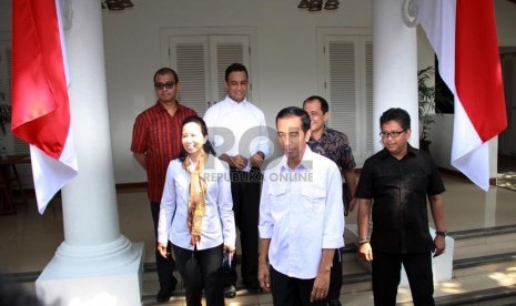   Presiden terpilih Joko Widodo bersama Kepala Staf Kantor Transisi Rini M Soemarno (kiri) saat meresmikan kantor transisi di Jalan Situbondo, Menteng, Jakarta, Senin (4/8). (Republika/ Yasin Habibi)