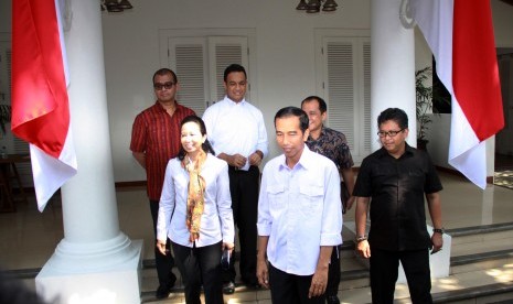 Presiden terpilih Joko Widodo bersama Kepala Staf Kantor Transisi Rini M Soemarno dan 4 deputi kantor transisi Andi Widjajanto, Hasto Kristiyanto, Anies Baswedan dan Akbar Faisal seusai meresmikan kantor transisi di Jalan Situbondo, Menteng, Jakarta, Senin