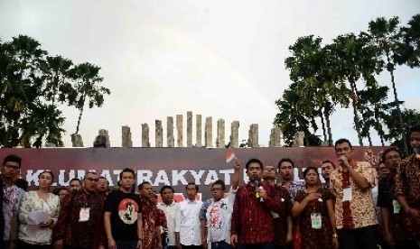 Presiden terpilih, Joko Widodo bersama para relawannya syukuran relawan di Tugu Proklamasi, Jakarta, Rabu (23/7). 