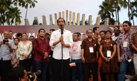 Presiden terpilih, Joko Widodo bersama para relawannya syukuran relawan di Tugu Proklamasi, Jakarta, Rabu (23/7).