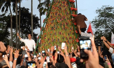 Presiden terpilih, Joko Widodo bersama para relawannya syukuran relawan di Tugu Proklamasi, Jakarta, Rabu (23/7).