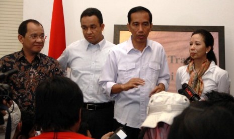 Presiden terpilih Joko Widodo didampingi Kepala Staf Kantor Transisi Rini M Soemarno (kanan), Anies Baswedan (dua kiri) dan Akbar Faisal (kiri) saat meresmikan kantor transisi di Jalan Situbondo, Menteng, Jakarta, Senin (4/8). 