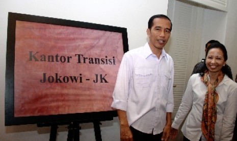 Presiden terpilih Joko Widodo didampingi Rini M Soemarno saat meresmikan kantor transisi di Jalan Situbondo, Menteng, Jakarta, Senin (4/8