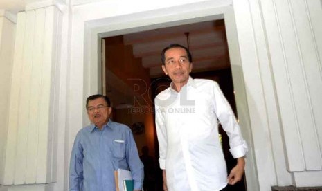 Presiden Terpilih Joko Widodo (kanan) bersama Wakil Presiden Terpilih Jusuf Kalla mengadakan konferensi pers di rumah dinas kegubernuran DKI Jakarta, Jumat (10/10). (Republika/ Wihdan)