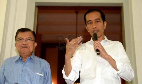 Presiden Terpilih Joko Widodo (kanan) bersama Wakil Presiden Terpilih Jusuf Kalla mengadakan konferensi pers di rumah dinas kegubernuran DKI Jakarta, Jumat (10/10). (Republika/ Wihdan)