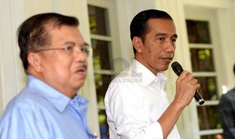 Presiden Terpilih Joko Widodo (kanan) bersama Wakil Presiden Terpilih Jusuf Kalla mengadakan konferensi pers di rumah dinas kegubernuran DKI Jakarta, Jumat (10/10). (Republika/ Wihdan)