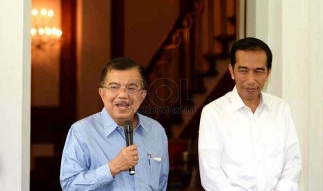 Presiden Terpilih Joko Widodo (kanan) bersama Wakil Presiden Terpilih Jusuf Kalla mengadakan konferensi pers di rumah dinas kegubernuran DKI Jakarta, Jumat (10/10). (Republika/ Wihdan)