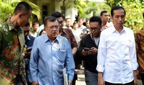 Presiden Terpilih Joko Widodo (kanan) bersama Wakil Presiden Terpilih Jusuf Kalla usai mengadakan konferensi pers di rumah dinas kegubernuran DKI Jakarta, Jumat (10/10).  (Republika/ Wihdan)