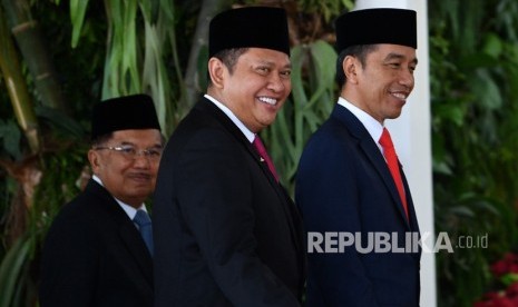 Presiden terpilih Joko Widodo (kanan) dan Wakil Presiden Jusuf Kalla (kiri) serta Ketua MPR Bambang Soesatyo (tengah) tiba untuk mengikuti upacara pelantikan presiden dan wakil presiden periode 2019-2024 di Gedung Nusantara, Kompleks Parlemen, Senayan, Jakarta, Ahad (20/10/2019). 