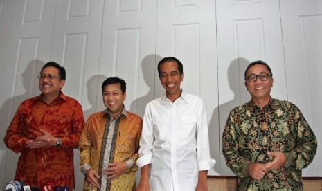 Presiden terpilih Joko Widodo (kedua kanan) bersama Ketua Majelis Permusyawaratan Rakyat (MPR) Zulkifli Hasan (kanan), Ketua Dewan Perwakilan Rakyat (DPR) Setya Novanto (kedua kiri), dan Ketua Dewan Perwakilan Daerah (DPD) Irman Gusman (kiri) memberikan ke