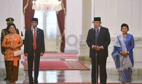  Presiden Terpilih Joko Widodo mengucapkan sumpah jabatan saat pelantikannya di Gedung Nusantara I, Kompleks Parlemen Senayan, Jakarta, Senin (20/10). (Antara/Yudhi Mahatma)Presiden Joko Widodo bersama Presiden RI Ke-6 Susilo Bambang Yudhoyono saat berada 