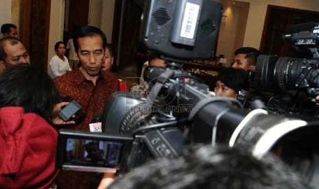   Presiden terpilih Joko Widodo menjawab pertanyaan media usai menghadiri forum silaturahmi Fraksi PDIP di Jakarta, Ahad (7/9).  (Republika/Tahta Aidilla)