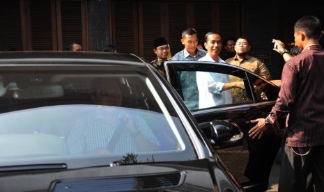 Presiden terpilih Joko Widodo mulai beraktivitas menggunakan mobil dinas barunya dan pengawalan pasukan pengamanan Presiden di kawasan Menteng, Jakarta, Sabtu (23/8). 