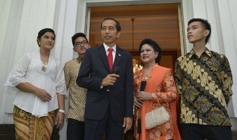  Presiden terpilih Joko Widodo (tengah) bersama Isteri Ny. Iriana (kedua kanan), anak sulung Gibran Rakabuming Raka (kanan), anak kedua Kahiyang Ayu (kiri) dan anak bungsu Kaesang Pangarep (kedua kiri) di Rumah Dinas Gubernur DKI Jakarta, Senin (20/10). (A