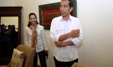 Presiden terpilih Jokowi didampingi Rini M Soemarno saat meresmikan kantor transisi di Menteng, Jakarta, Senin (4/8).