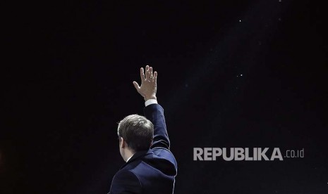 Presiden terpilih Perancis Emmanuel Macron perayaan kemenangan di depan Museum Louvre. 