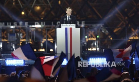 Presiden terpilih Perancis Emmanuel Macron perayaan kemenangan di depan Museum Louvre. 