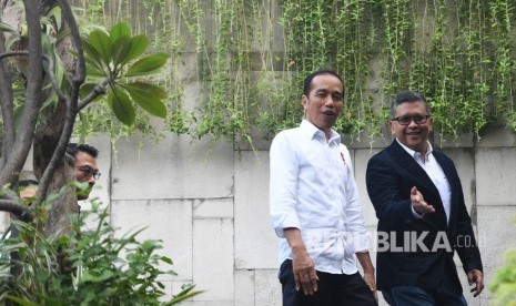 Sekjen PDIP Hasto Kristiyanto (kanan) bersama Presiden Joko Widodo (kiri).