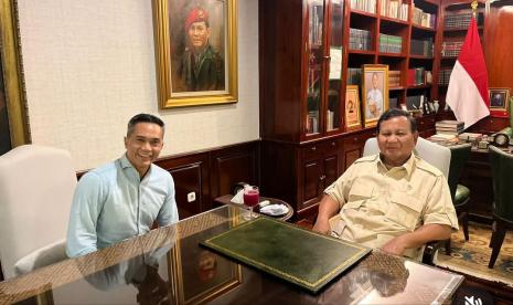 Presiden Terpilih Prabowo Subianto bersama Ketua Umum Kadin Indonesia Anindya Bakrie.