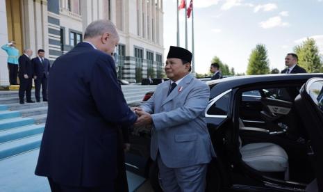 Presiden Terpilih sekaligus Menteri Pertahanan (Menhan) Prabowo Subianto bersalaman dengan Presiden Turki Recep Tayyip Erdogan di Istana Kepresidenan, Ankara, Selasa (30/7/2024).