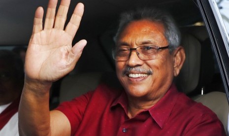 Presiden terpilih Sri Lanka Gotabaya Rajapaksa menyapa pendukungnya saat meninggalkan komisi pemilihan usai pengumuman kemenangannya di Kolombo, Sri Lanka, Ahad (17/11).