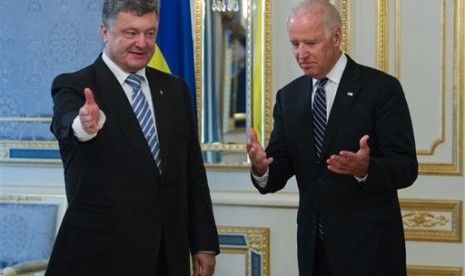 Presiden terpilih Ukraina, Petro Poroshenko ketika menerima Wakil Presiden AS, Joseph Biden.