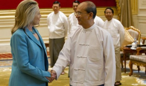 Presiden Thein Sein menjabat Hillary Clinton. Reformasi yang dilakukan mengakhiri isolasi di negaranya