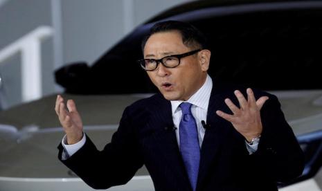 Presiden Toyota Motor Corporation Akio Toyoda berbicara dalam pengarahan tentang strategi perusahaan tentang kendaraan listrik bertenaga baterai di Tokyo, Jepang, 14 Desember 2021. 