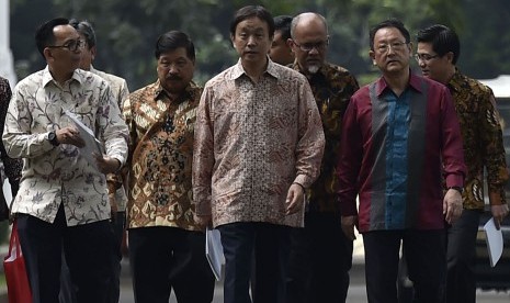 Presiden Toyota Motor Corporation (TMC) Akio Toyoda (kedua kanan) berjalan di halaman Istana Merdeka Jakarta, usai bertemu dengan Presiden Joko Widodo, Senin (13/3). 