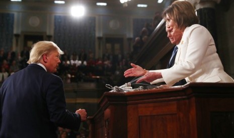 Presiden Trump mengabaikan ajakan jabatan tangan dari Ketua House of Representative Nancy Pelosi di Capitol Hill, Washington, Rabu (5/2).