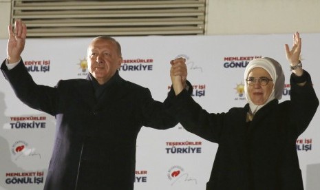 Presiden Turki dan pemimpin Partai AKP Turki Recep Tayyip Erdogan dan istrinya Emine menyapa pendukung usai pengumuman hasil pemilu lokal di Ankara, Turki, Senin (1/4).