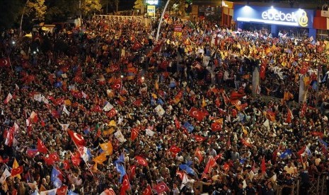 Presiden Turki dan pemimpin Partai Keadilan dan Pembangunan (AK Party) Recep Tayyip Erdogan menyapa para pendukungnya sebelum pidato balkonnya di markas Partai AK yang berkuasa di Ankara, Turki pada Senin (25/6).