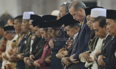  Presiden Turki Recep Tayyep Erdogan bersama Wapres Jusuf Kalla melaksanakan shalat di Masjid Istiqlal, Jakarta, Jumat (31/7).   (Republika/Rakhmawaty La'lang)