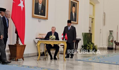 Presiden Turki Recep Tayyib Erdogan membubuhkan tanda tangan di buku tamu disaksikan Presiden Prabowo Subianto di Istana Bogor, Jawa Barat, Rabu (12/2/2025).