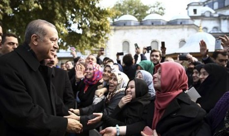 Presiden Turki Recep Tayyip Erdogan berbicara dengan pendukungnya usai shalat pagi di Masjid Eyup Sultan di Istanbul, Senin, 2 November 2015. Partai berkuasa AKP menang 49 persen suara dalam pemilihan parlemen.