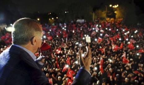 Presiden Turki Recep Tayyip Erdogan berpidato di hadapan pendukungnya setelah hasil tak resmi referendum diumumkan di Istanbul, Ahad, 16 April 2017.