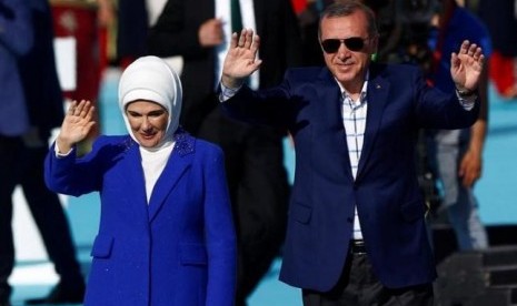 Presiden Turki Recep Tayyip Erdogan bersama istrinya Emine Erdogan di Istanbul, Turki, 29 Mei 2016.