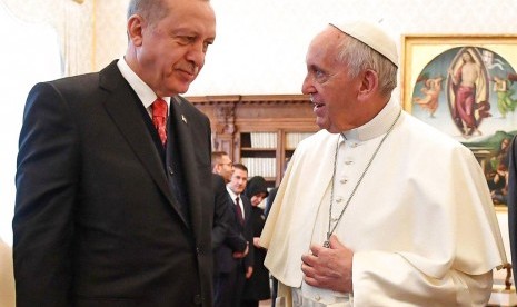 Presiden Turki Recep Tayyip Erdogan bertemu dengan Paus Francis di Vatikan, Senin (5/2).