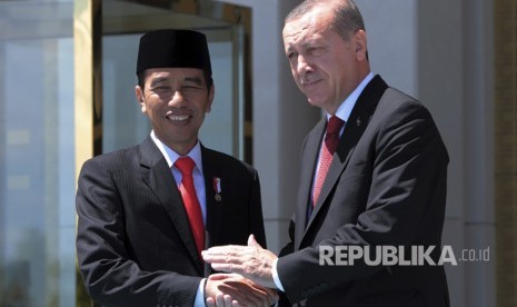 Presiden Turki Recep Tayyip Erdogan dan Presiden Indonesia Joko Widodo berjabat tangan saat upacara penyambutan di istana kepresidenan di Ankara, Turki, Kamis, (6/7). 